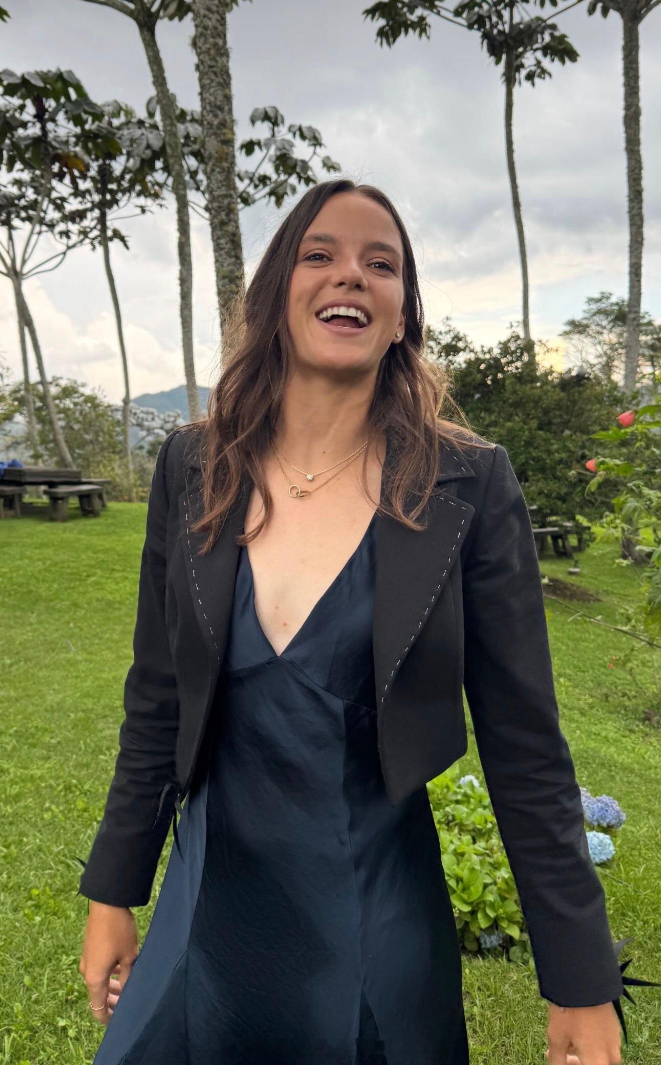 阿朗戈参加朋友婚礼 