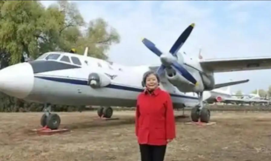 1982年，一女飞行员驾驶运输机从张家口机场起飞，当飞机爬到700米高空时，一架