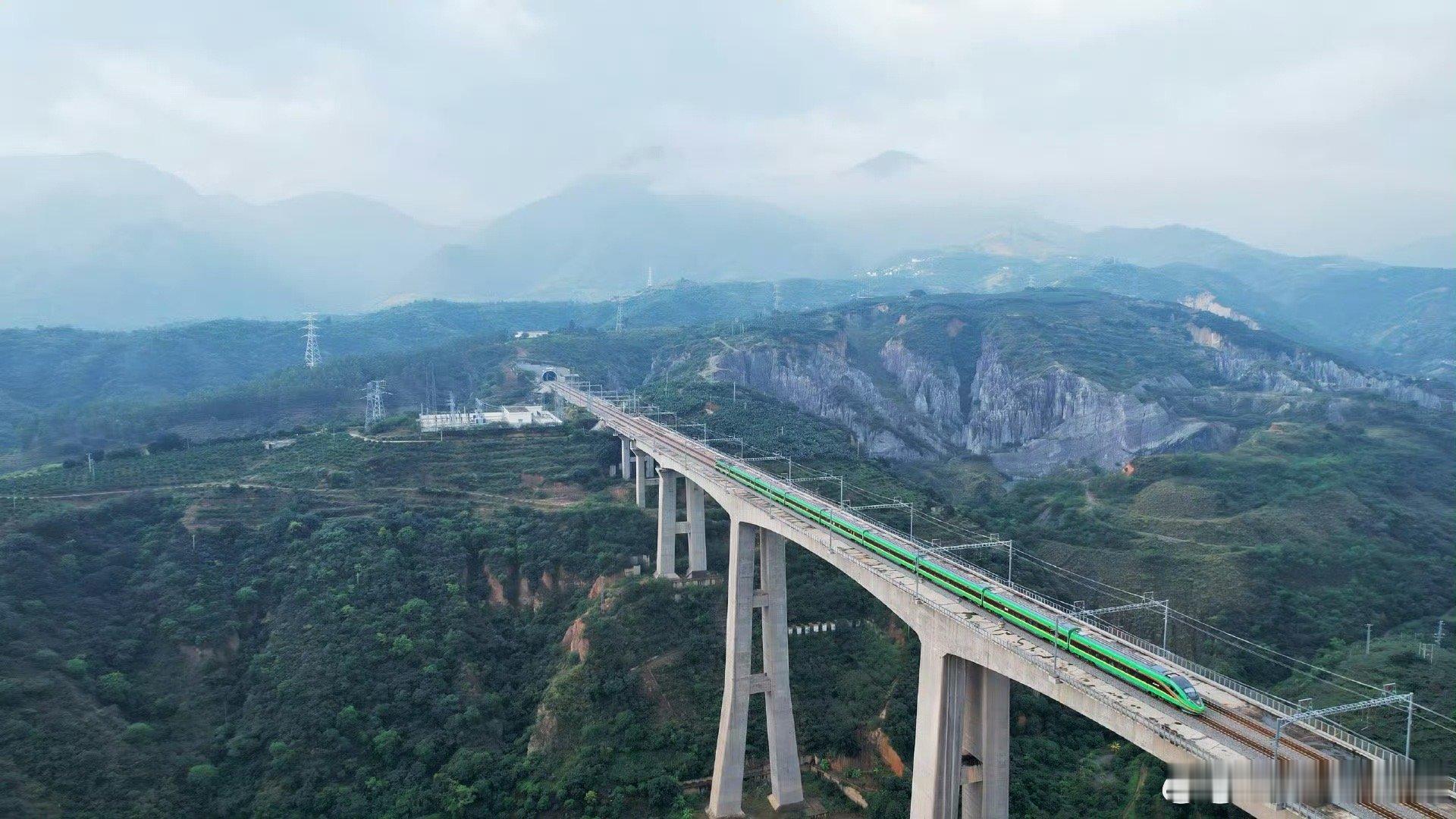 滇路是回家最美的风景 在这条路上，每一个瞬间都充满了对家人的思念和对未来的憧憬。