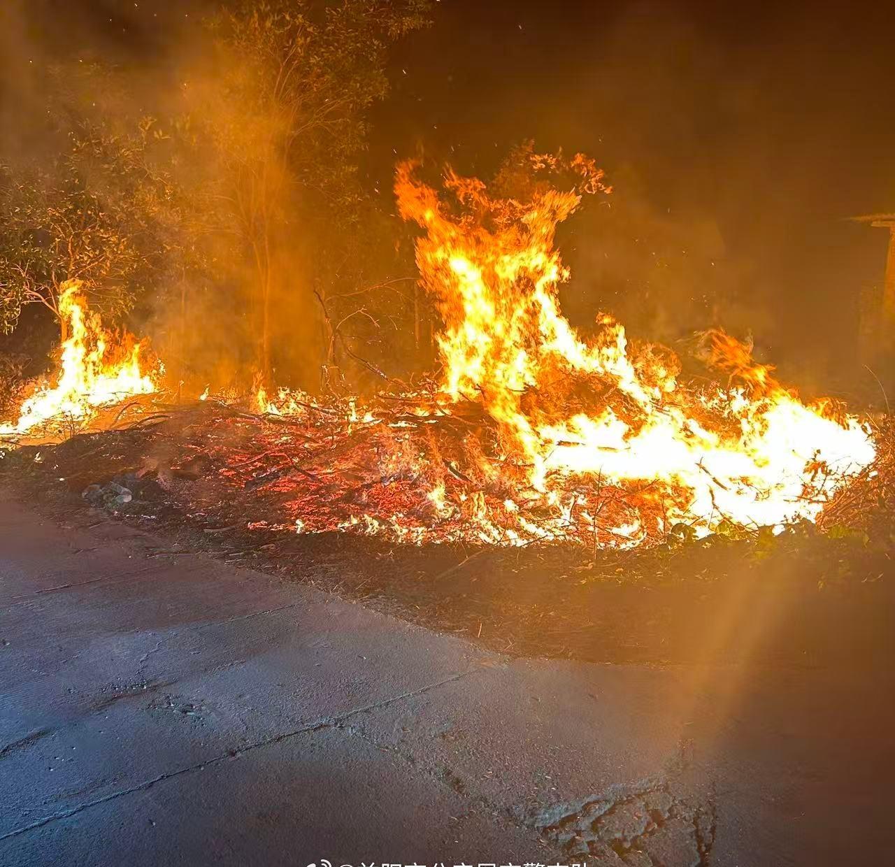 【交警秒变“消防员”，有“警”无险】湖南交警在行动  2025年12月18日晚8