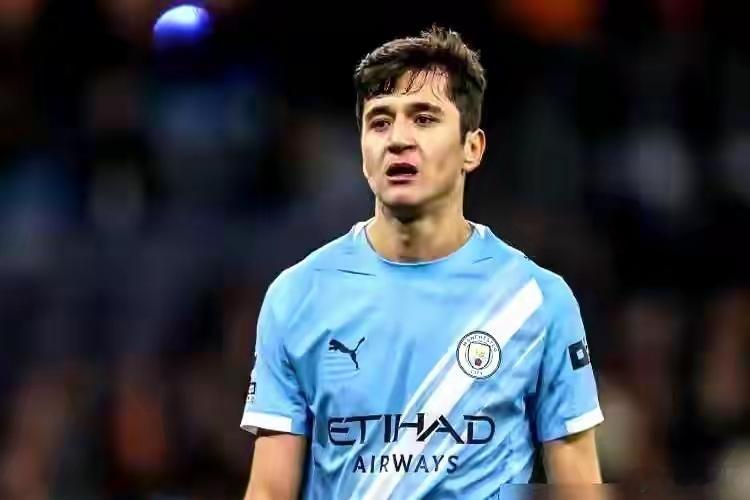 曼城直接砸了4000万欧元，买了个04年的乌兹别克斯坦小将！这哥们儿叫胡萨诺夫，