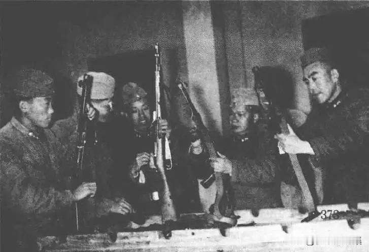 【开国功臣图片故事249】
1958年10月，军委炮兵积极响应毛主席“将军下连队