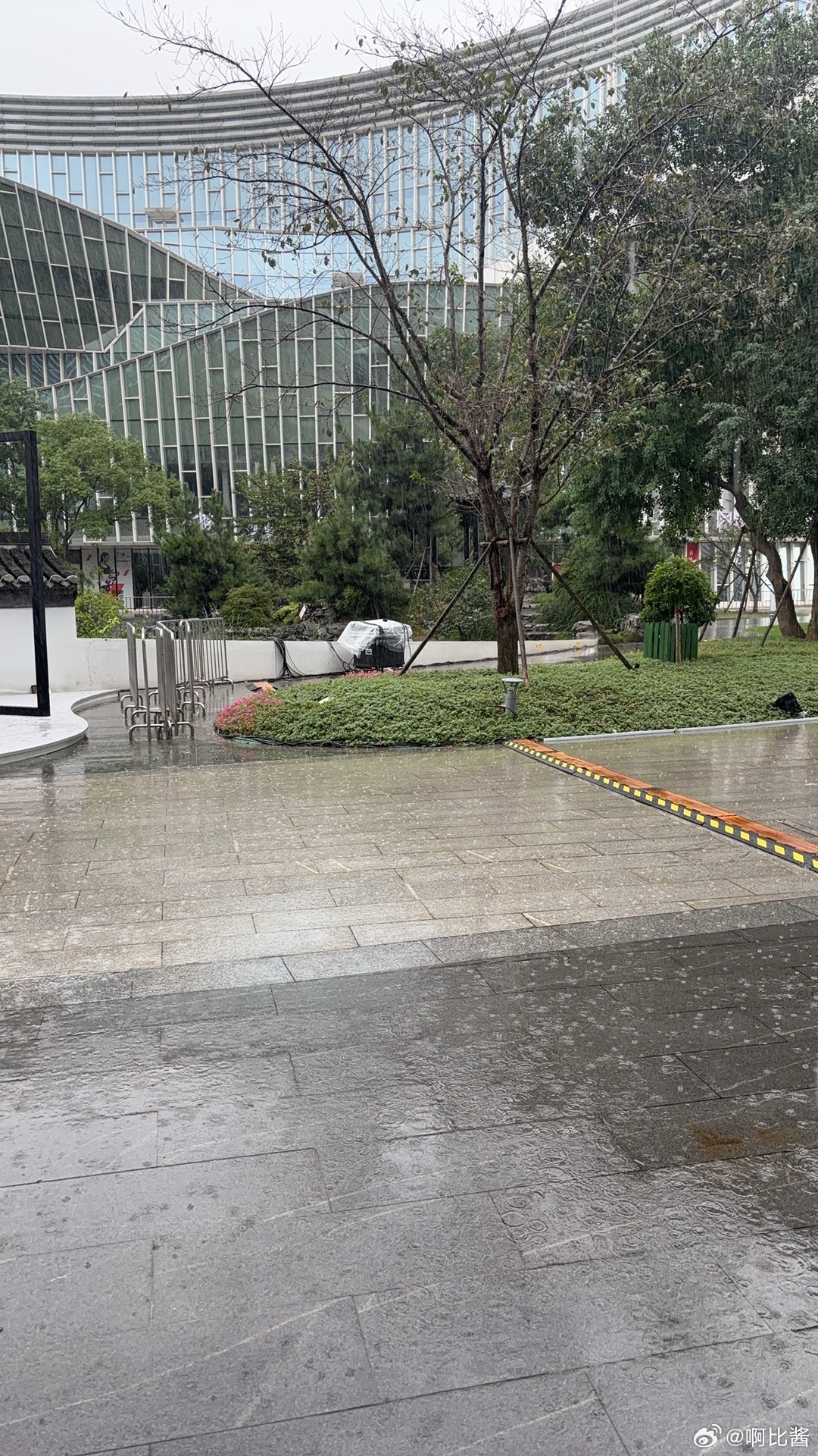 刚开工就暴雨就让雨下整夜,我的爱溢出就像雨水 ​​​