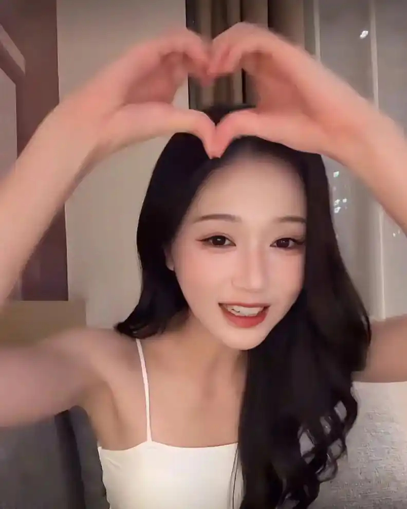 岳雨婷直播突发状况，美颜掉线惊呼美颜不在，真实感拉满了。岳雨婷的反应被评价为“真