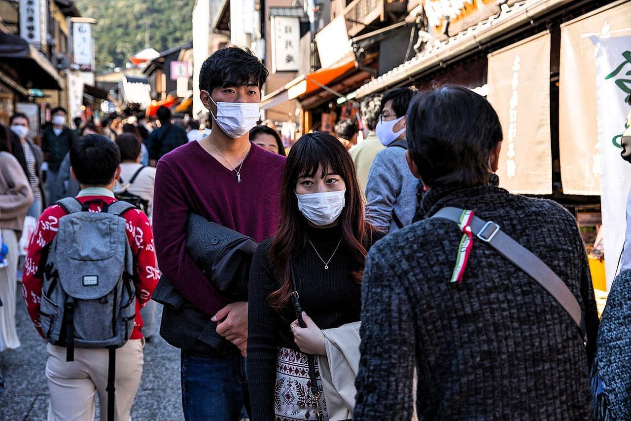 最近有个现象引发讨论：中日关系紧张时，在日中国人纷纷回国，但在华日本人却生活如常