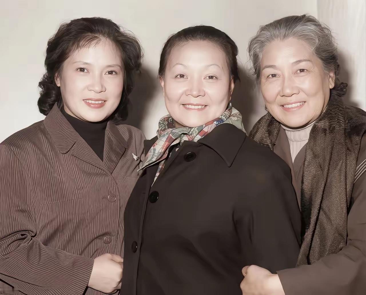 这张老照片，如果你认识两位，说明你已经老了，最少也 60 岁以上了吧
