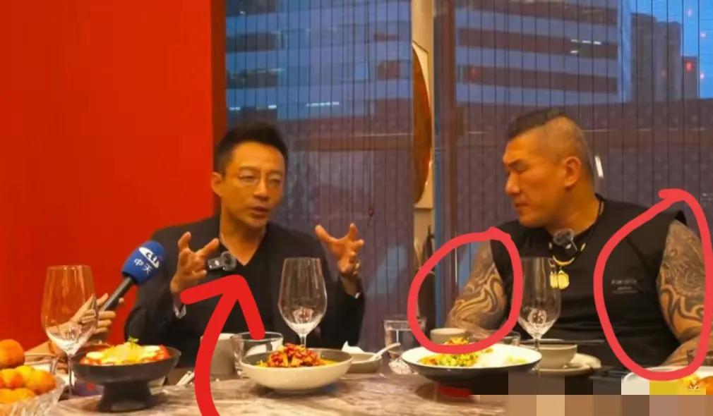 看了汪小菲和馆长的直播，
汪小菲的一个动作，终于明白了为什么台湾女艺人都喜欢和内