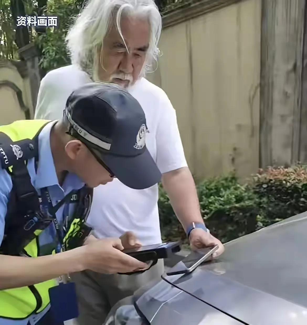 这就尴尬了，导演张纪中今天送孩子上学途中发生刮蹭，张纪中说：“我是张纪中，我先送