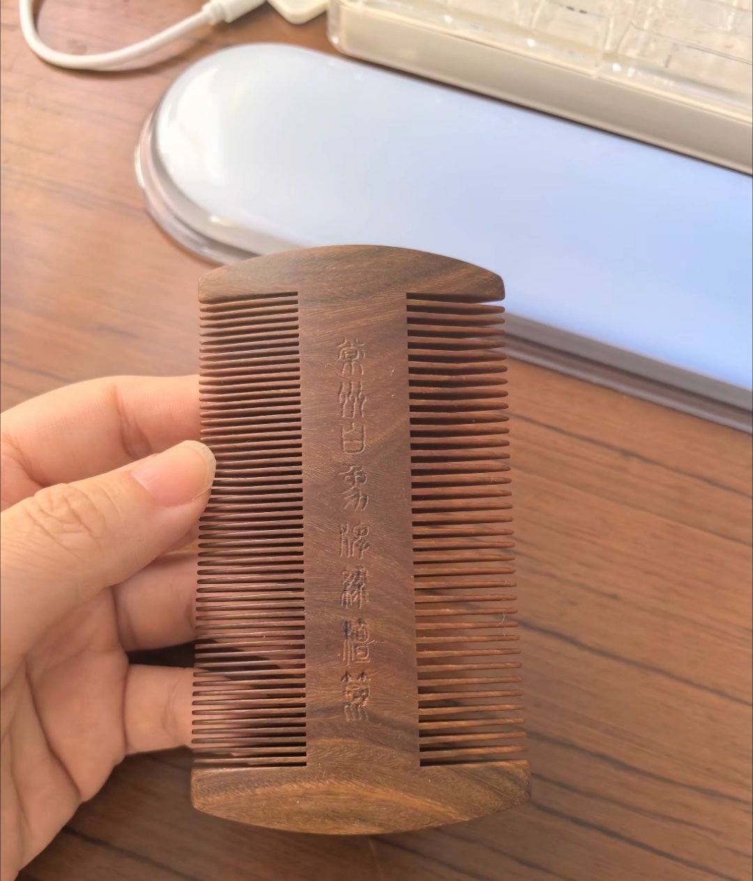 好熟悉的木梳，长得像肯定只是巧合，他们脱发那么严重，还喜欢剃头，搞这种细梳子做啥