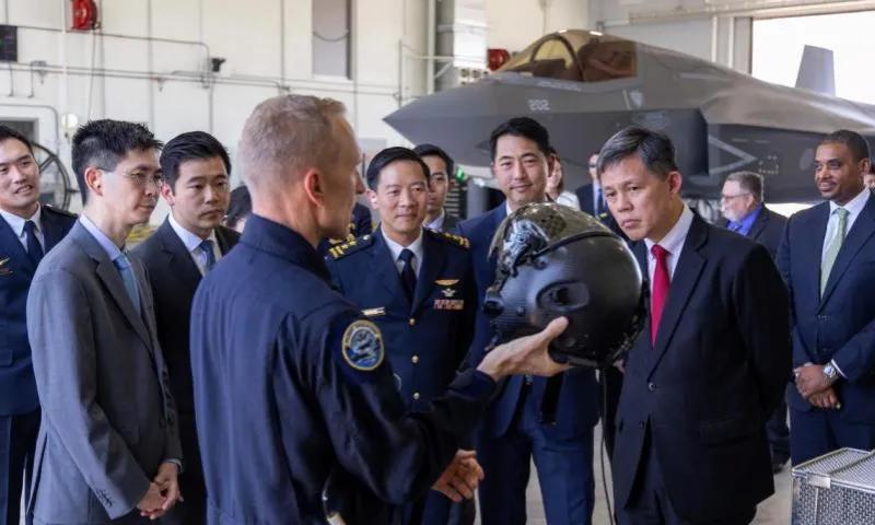 在美国进行介绍访问的新加坡国防部长陈振声（前排右一）参观洛克希德·马丁在美国得克