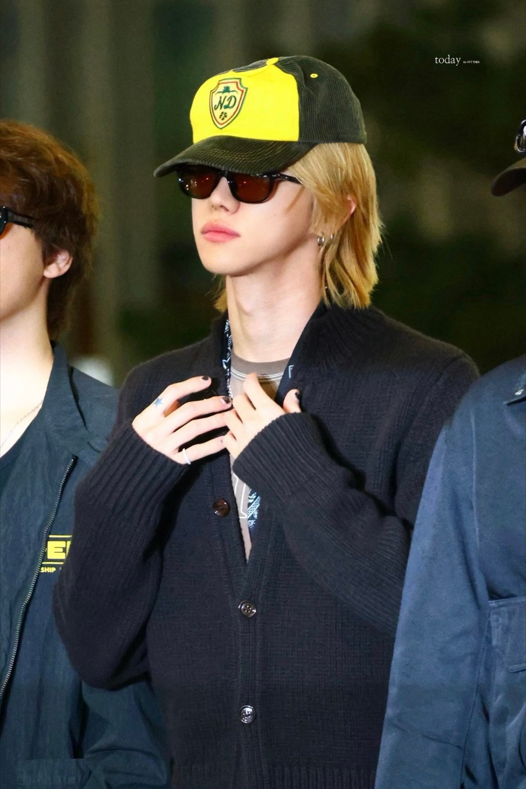 现身机场出发，身着休闲开衫搭配LV丝巾，金发醒目，整体造型融合随性与精致。简约中