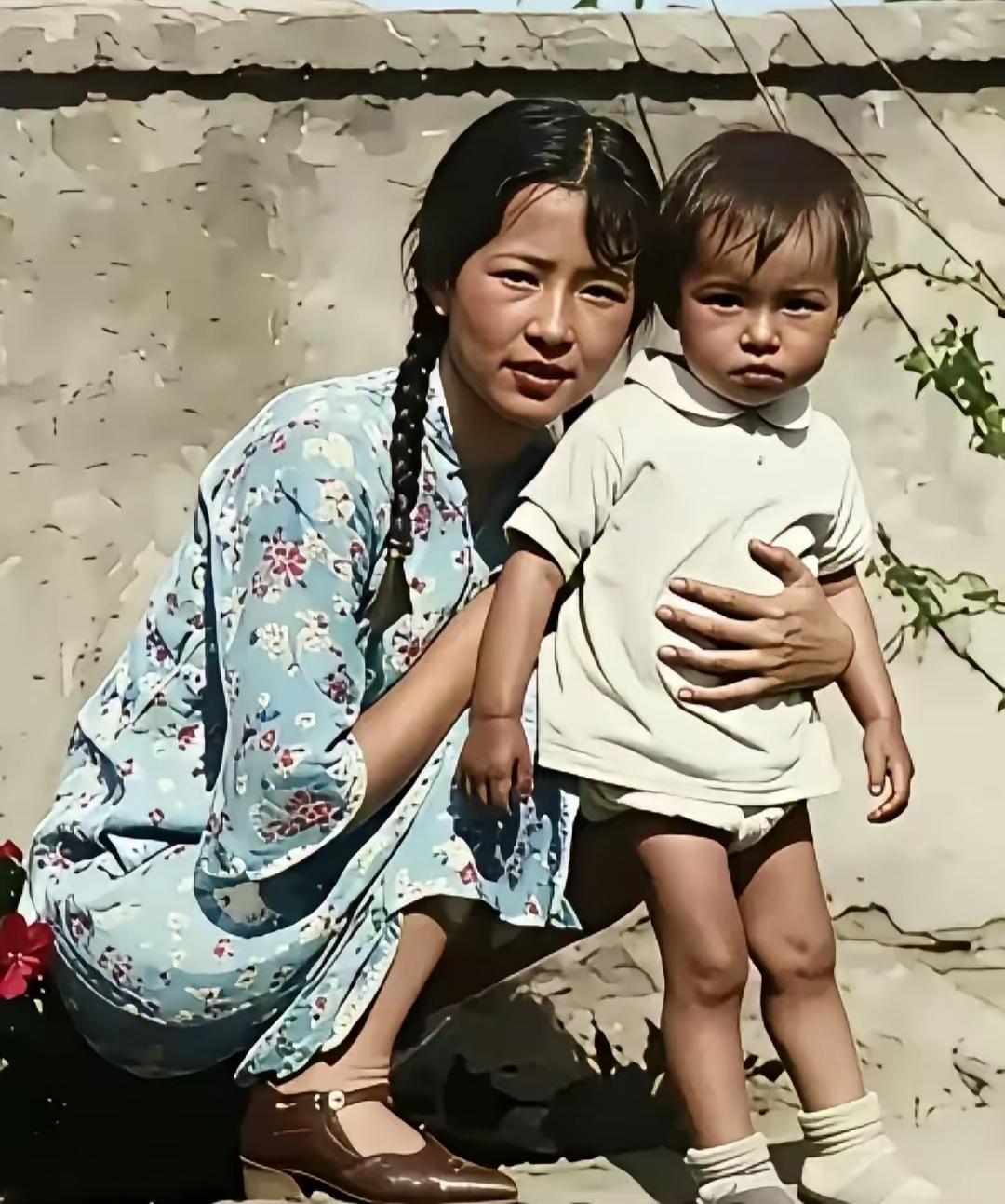 我若不说图片中大人是谁，小孩是谁，估计没有人能认出来。图中的大人是大家闺秀，在中