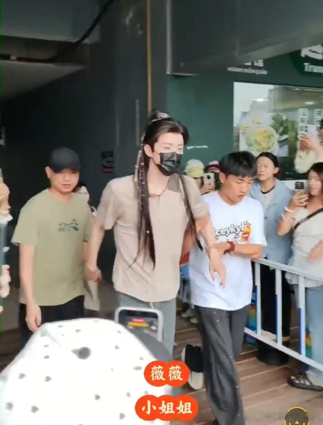 敖瑞鹏脚怎么了敖瑞鹏出妆一瘸一拐的，疑似脚受伤了敖瑞鹏脚疑似受伤 敖瑞鹏脚受伤了