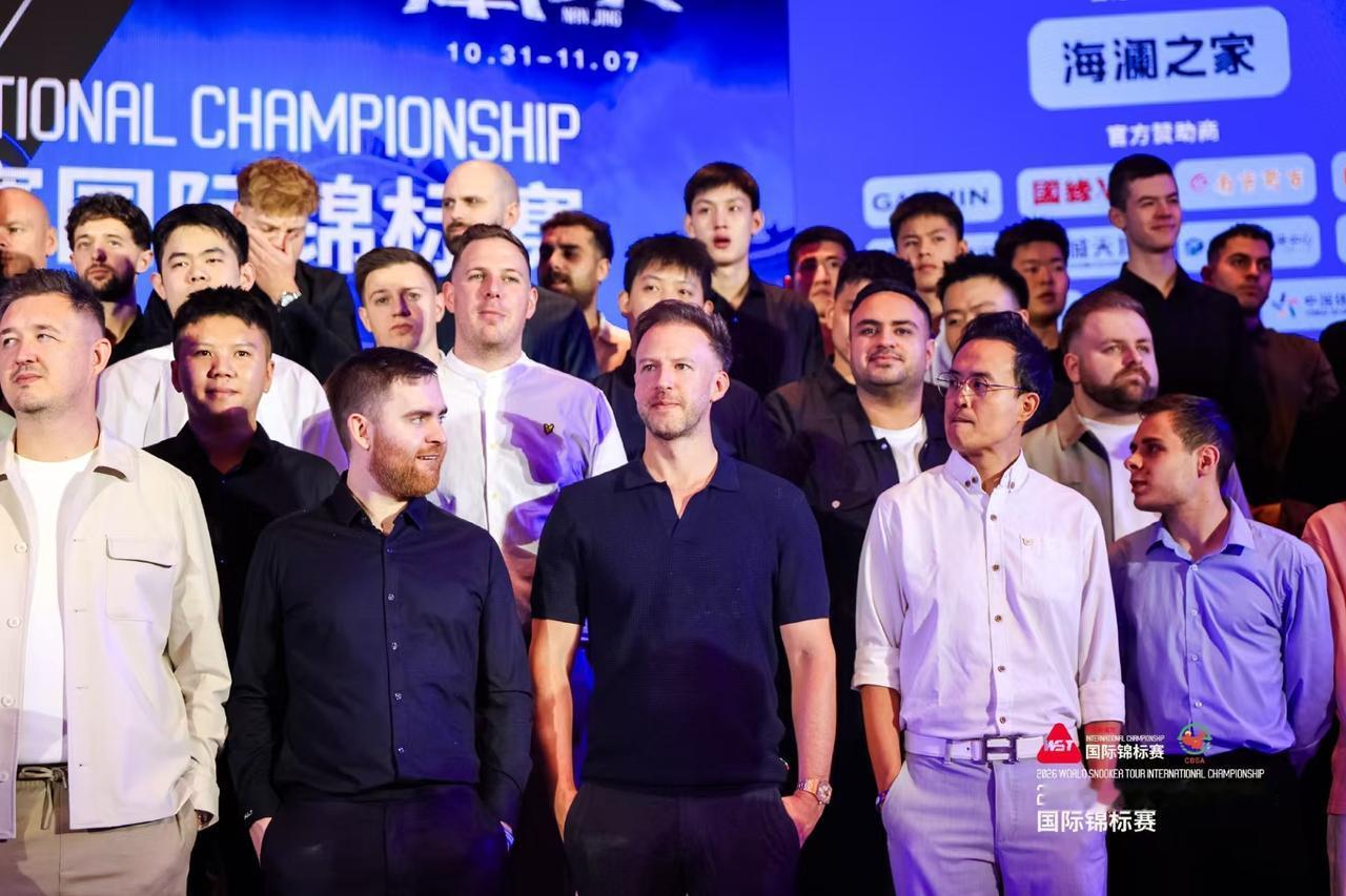 国锦赛红毯大合影出炉，世界第一第二赵心童和吴宜泽稳居C位。

丁俊晖没有过来合影