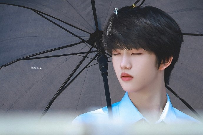 张函瑞撑伞 张函瑞认真听导演讲戏 张函瑞撑伞，意气风发的软萌美少年，张函瑞认真听