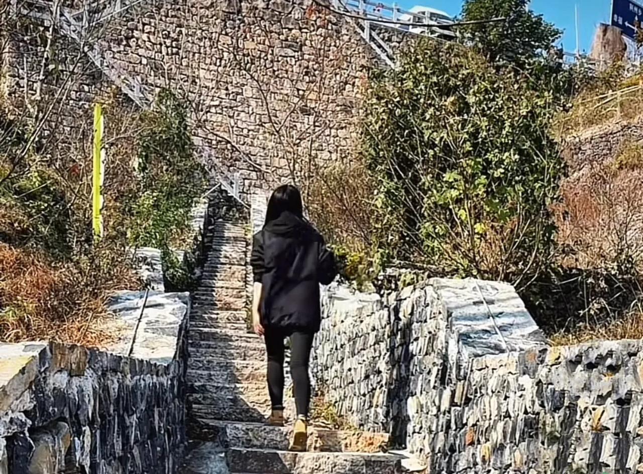 有一个很优秀的朋友，但她这辈子估计很难找到男朋友了。

85年的今年虚岁41岁，