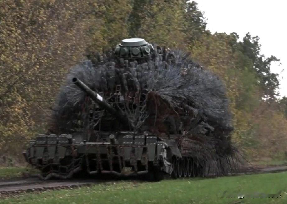 俄乌战场上的一辆坦克，直接进行了非主流的改进，把炮塔改成了爆炸式。
好好的一辆颜