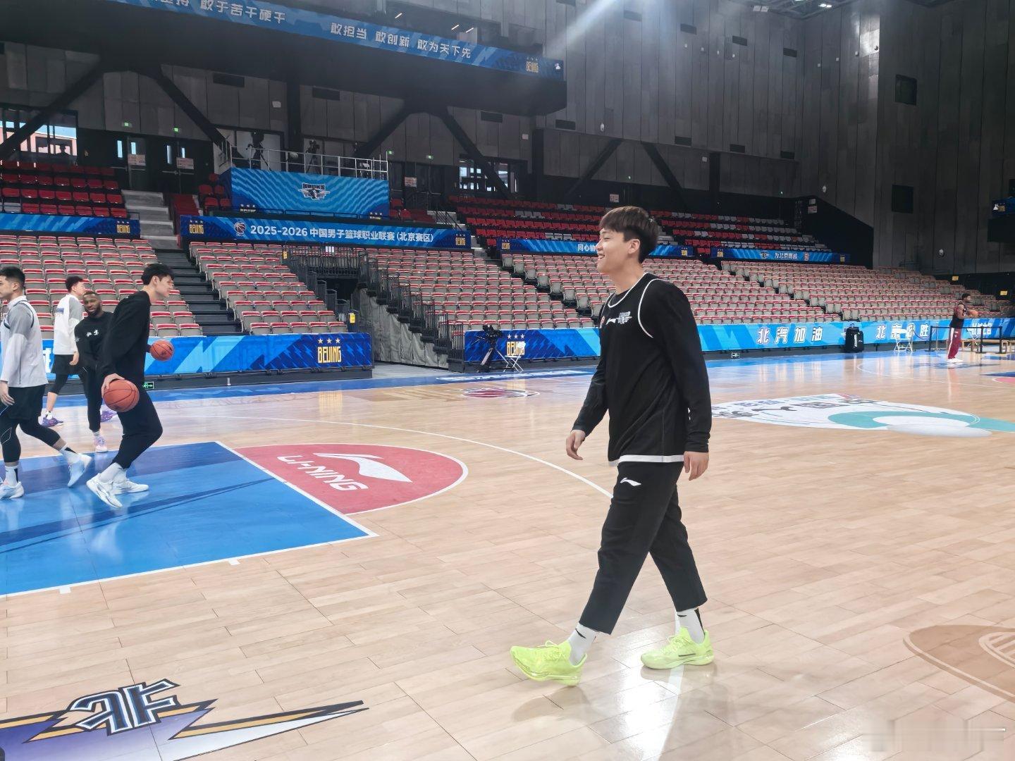 北京男篮vs北控男篮 赵睿回来了，心情不错。今天看台上有个北京篮球70周年的ti
