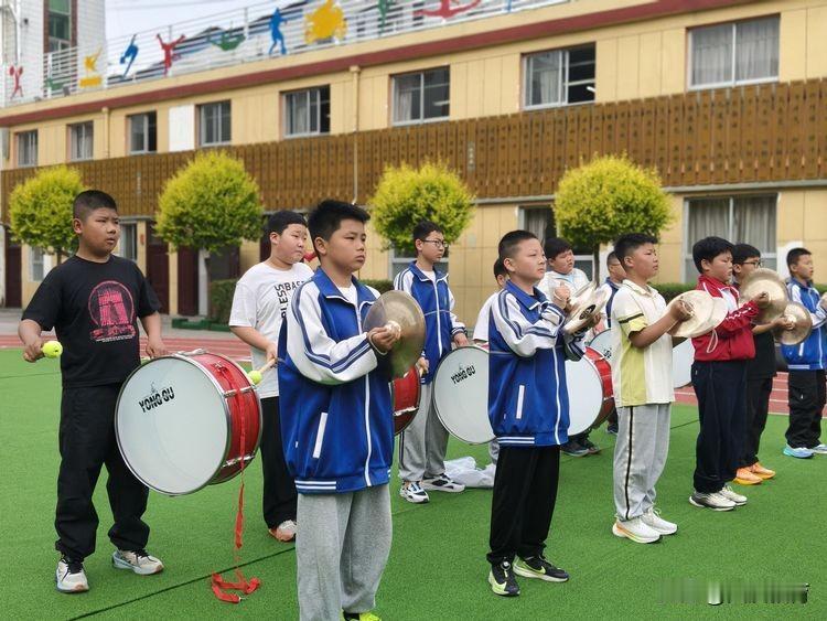 近日，绥德县第四小学少先队鼓号队正式组建成立，为校园文化建设再添一抹亮丽色彩，也