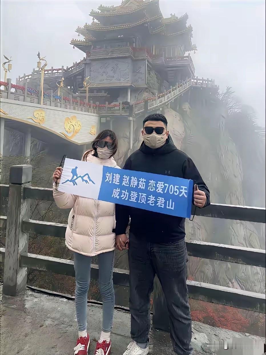 内裤人人都有，但不必逢人就说。
刷到这张图，看到有人在下面批注：内裤人人都有，但