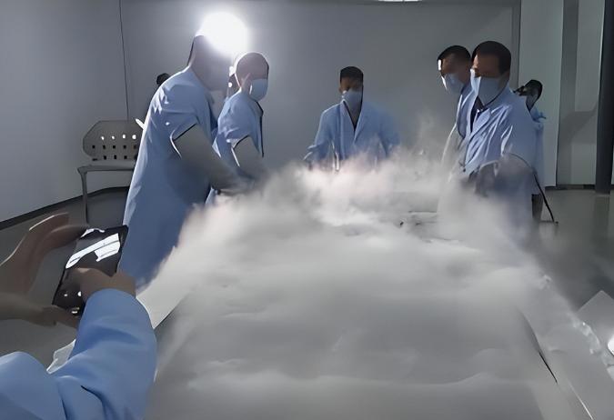 全球首例被冻了几十年的人解冻时，打开液氮罐的瞬间，在场的人都吓了一跳，毕竟那场面
