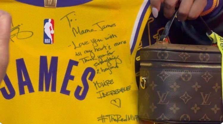 今天，詹姆斯￼把球衣送给了母亲，上面写道：“妈妈，我全心全意地爱你，甚至更多。感