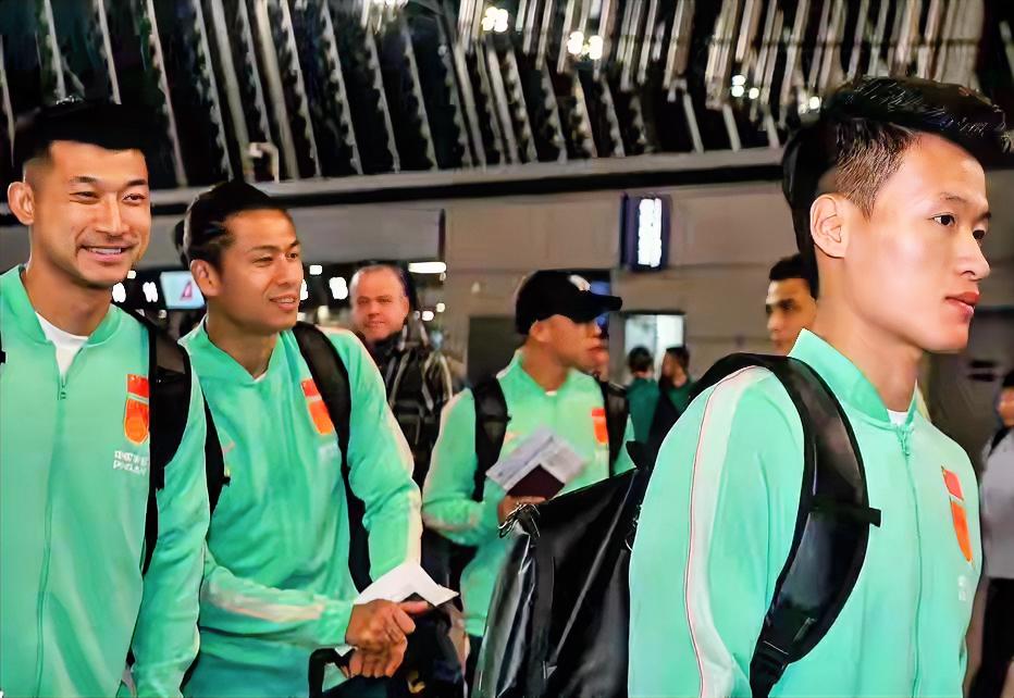 首战世界杯球队库拉索，中国队必胜首发，邵佳一看过来！

前锋：王钰栋、张玉宁
中