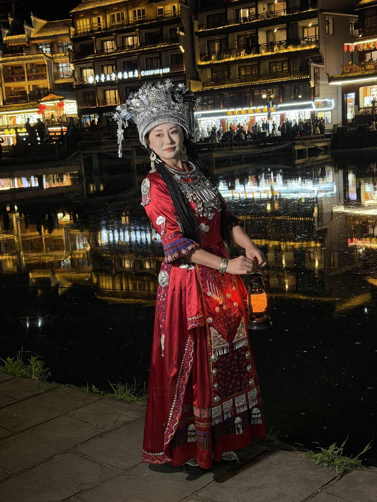 前几天，我下午到湖南湘西的凤凰古城入住后，晚上就迫不及待地出来欣赏夜景。
19点