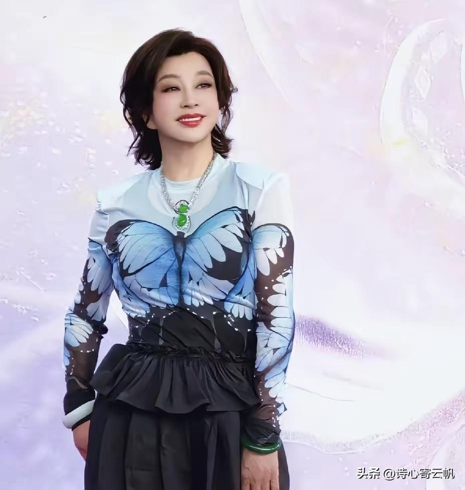 刘晓庆，骄傲发文
8月9日下午，刘晓庆更新动态晒出一组活动美照。当天她受邀参加第