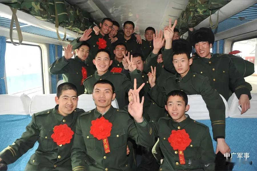 七十年代以前，当兵待遇优渥，威望极高。干部转业、士兵复员均能安排工作。那时，人人