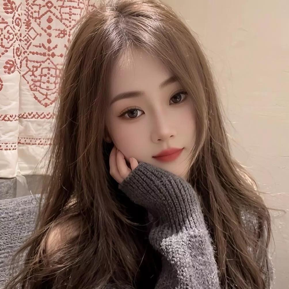 温柔大眼少女，甜美微笑，暖色调氛围。美少女的微笑 温柔甜美少女 甜系少女照 温柔