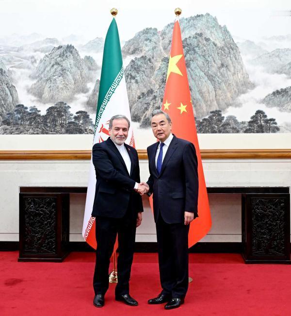 中伊相向而行，为中东和平注入确定性
 
5月6日，伊朗外长阿拉格齐专程来华，与王