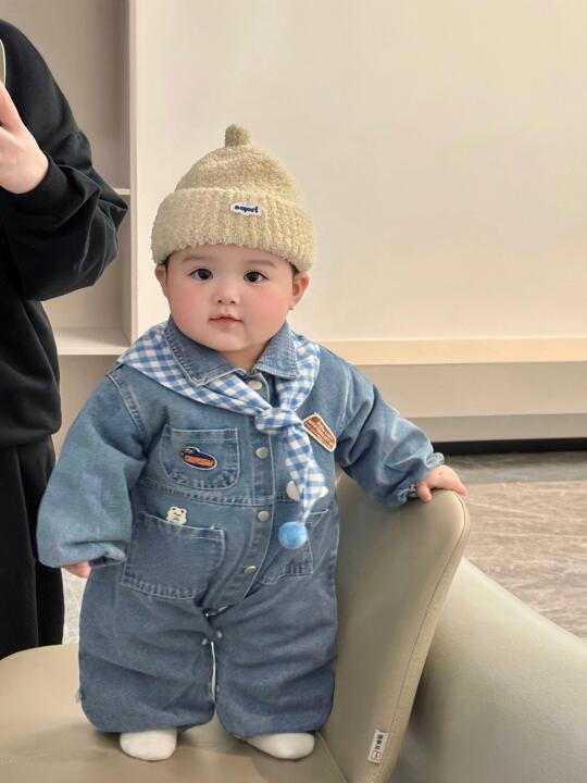 好喜欢我的胖宝宝，真像一个小手办呀～