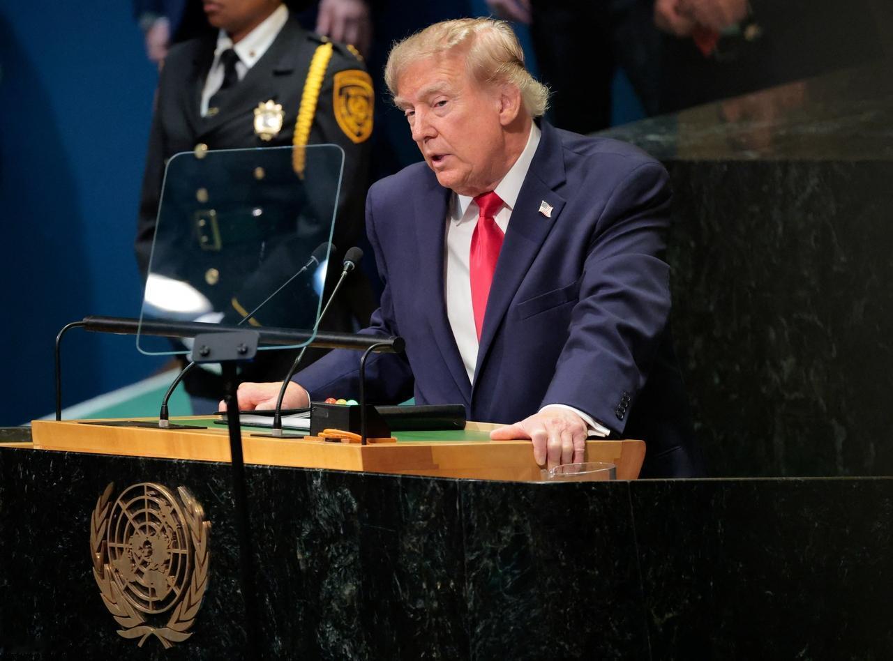 全世界都在抢美国股票，唯独不想借钱给美国政府。
两组数字摆在一起看，特别有意思。