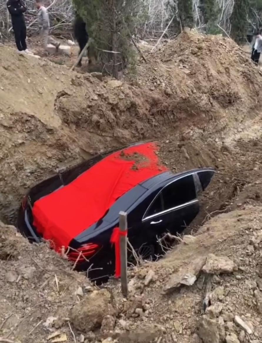 官方通报填埋奔驰车祭祀 封建迷信有多无语：这人因为封建迷信思想，把4个8的奔驰S