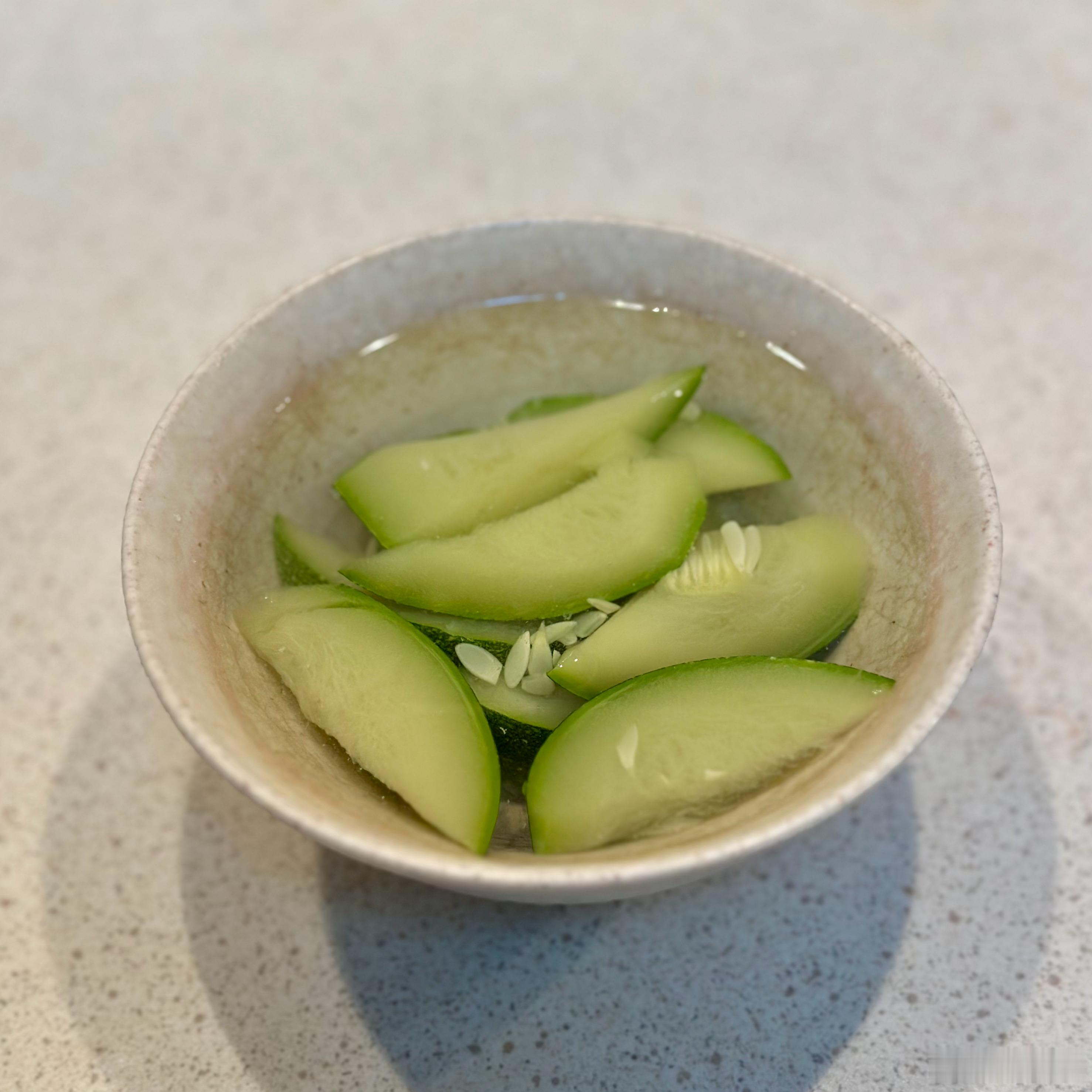 晚餐。剁椒豆豉蒸海鲈鱼，雪菜虾仁烧毛豆，素瓜。主食吃了杂粮饭和烤红薯。 
