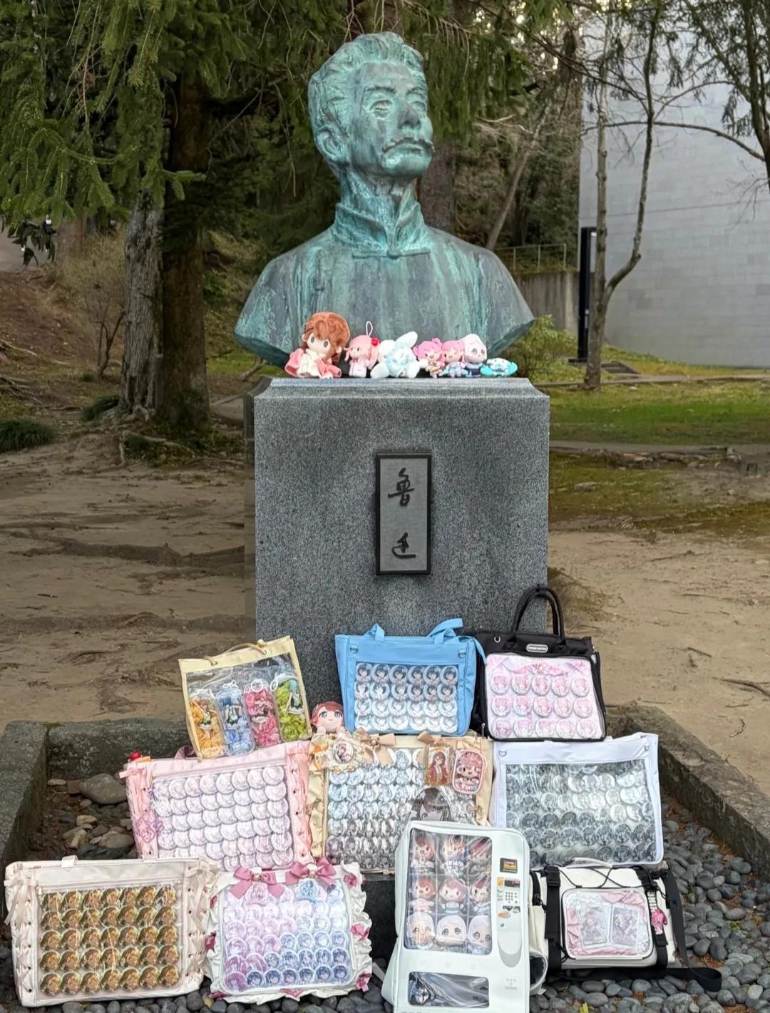 我这铜像，本是刺向旧世的刀。如今堆满了青年的欢喜，倒成了他们热爱的归处，这才是我