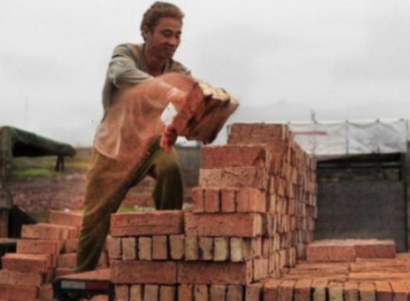 1971年，成都公安局接到举报，说有个叫周春银的搬砖工自称是神枪手，且现场拿出真