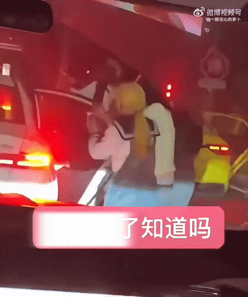张桂源被人堵在路上半个小时张桂源被私生堵在路上半个小时网传张桂源夜间出行遭遇私生