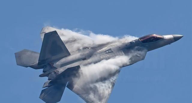 美军一直搞不明白，为啥自己的主力战机 F-35 刚从日本基地起飞，飞行不到200