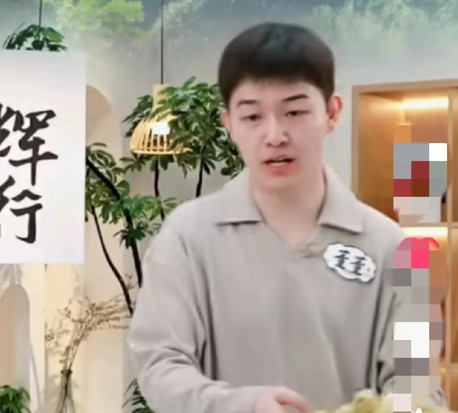 笑死了！董董在网上看到新工区的图片后，尤其看到上下铺时，他第一反应竟然是：

“