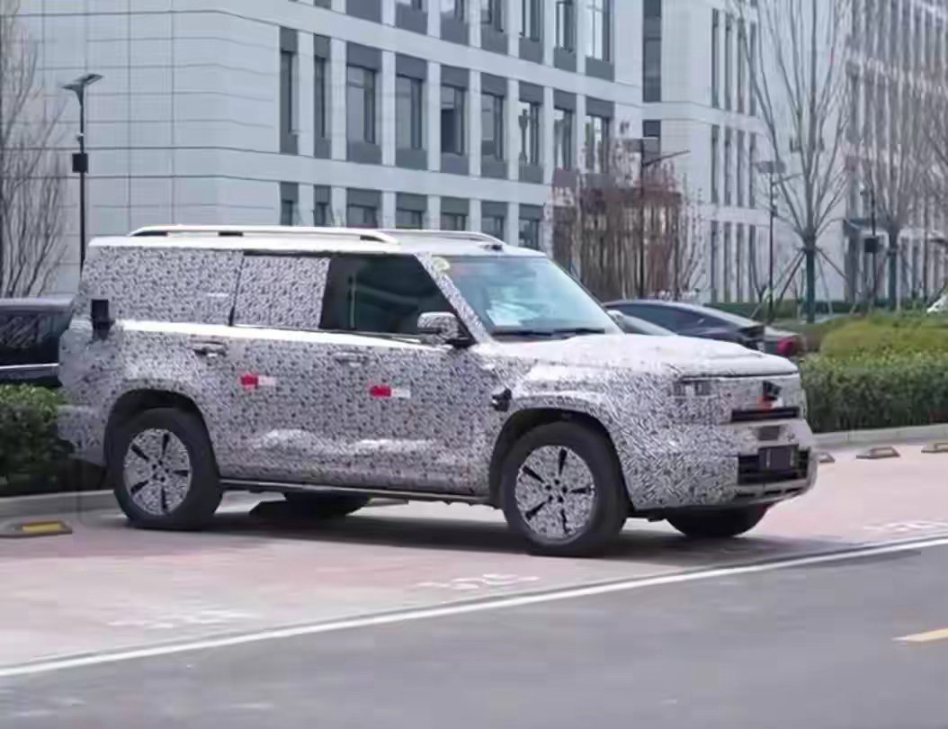 长城全新的方盒子硬派越野SUV谍照流出了，感觉要爆火！外观设计就是那种标志性的“
