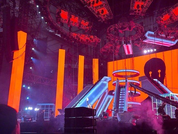 #戚薇又去了薛之谦演唱会##戚薇薛之谦演唱会观后感#平等的羡慕去薛之谦演唱会的每