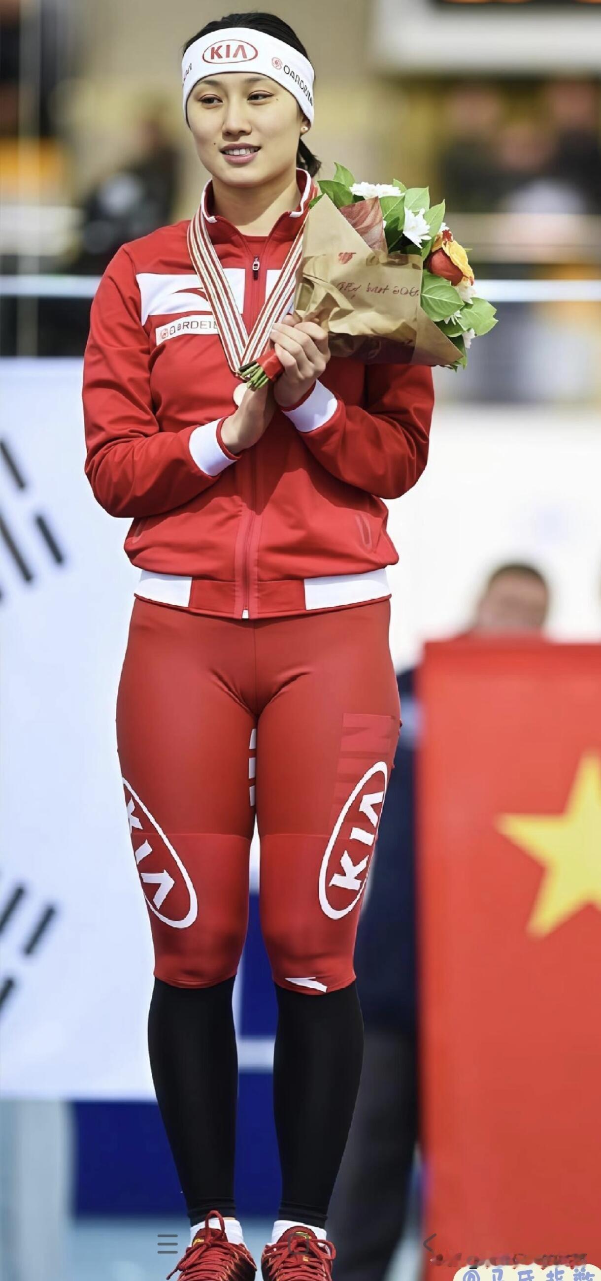 运动员张虹没有白皙的皮肤，也没有苗条的身材，大腿和小腿都是粗壮结实的，但这一种看