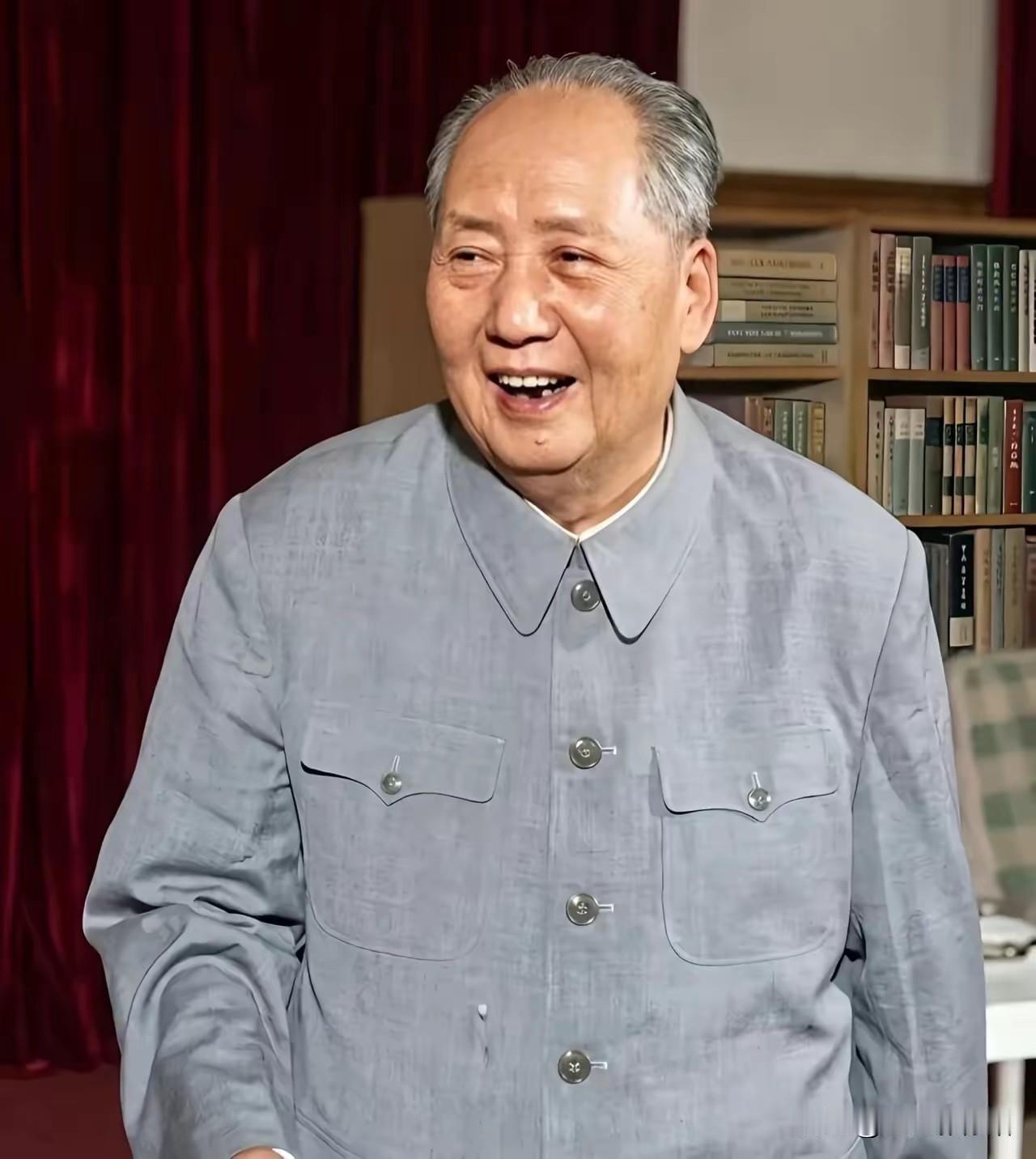 书架相伴，笑容和煦，这位平易近人的老人心怀万家百姓。一生勤学深思，始终心系人民，