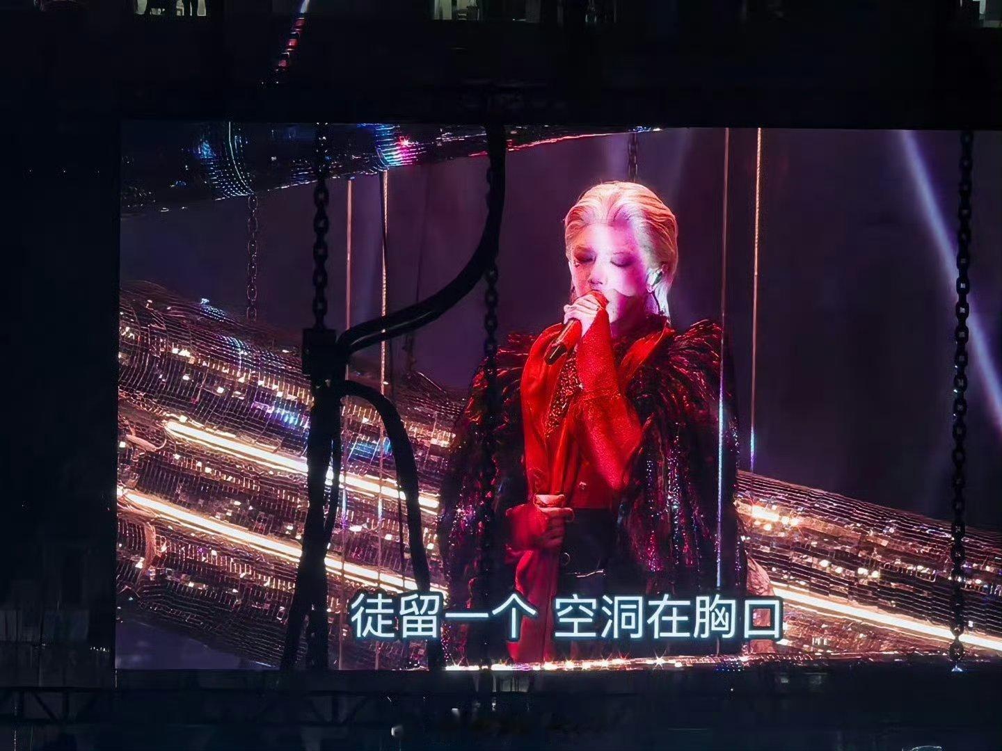 🚀🌟 华晨宇金发背头 音乐之旅，再创新高！华晨宇以金发背头的造型，开启了他的
