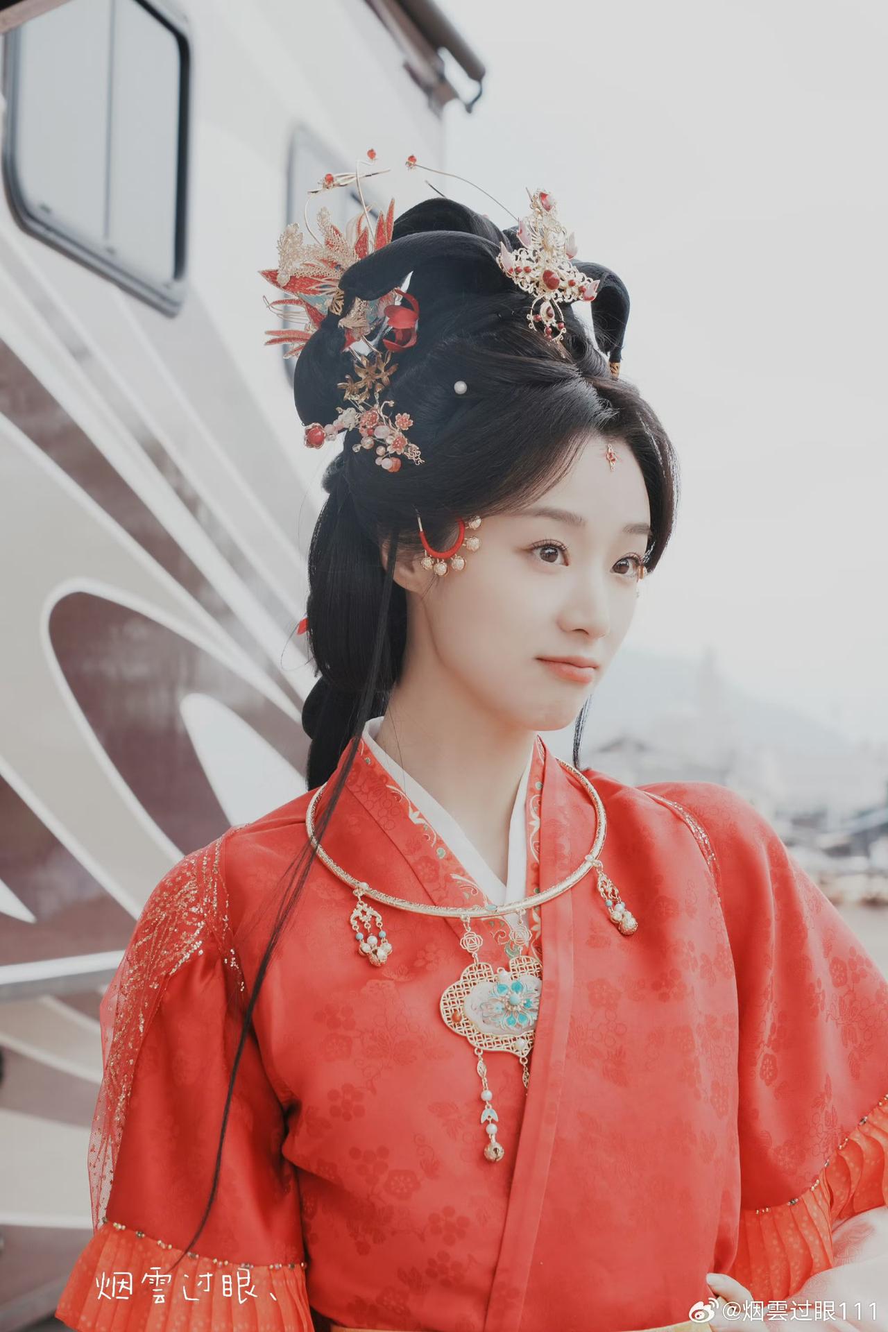 我的女神耶！王小亿，难道这就是明媚动人的感觉吗?

附上的图片是新剧的《别脑补了