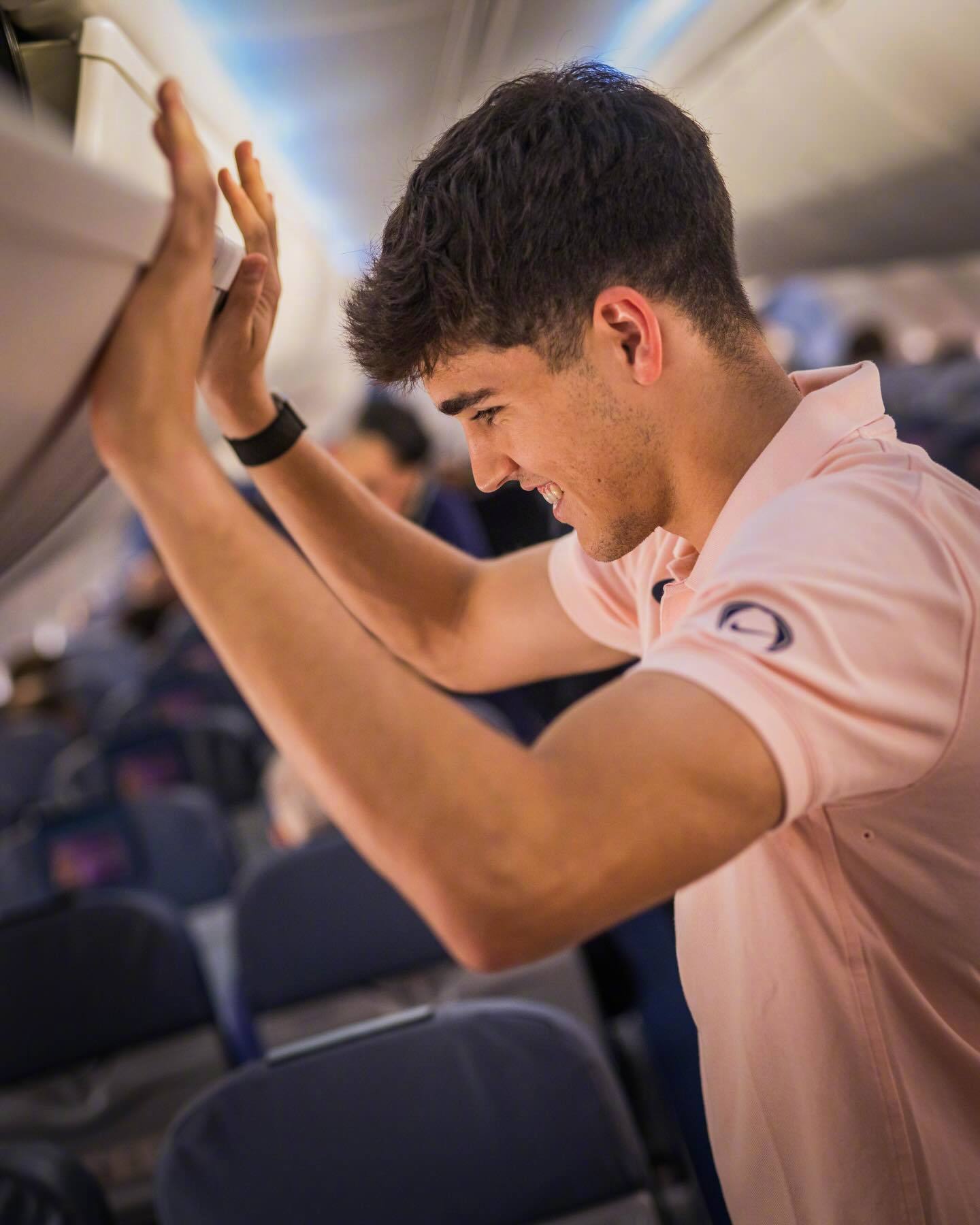 🛬马德里 here we go！心情和笑容还有衣服的颜色一样明媚～巴萨 🔴?