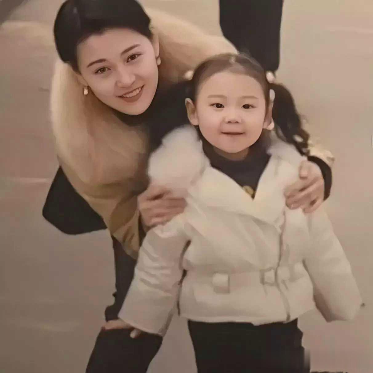 1996年，汉口中山公园前一对母子的留影，照片中妈妈的颜值丝毫不逊色于现在的一线