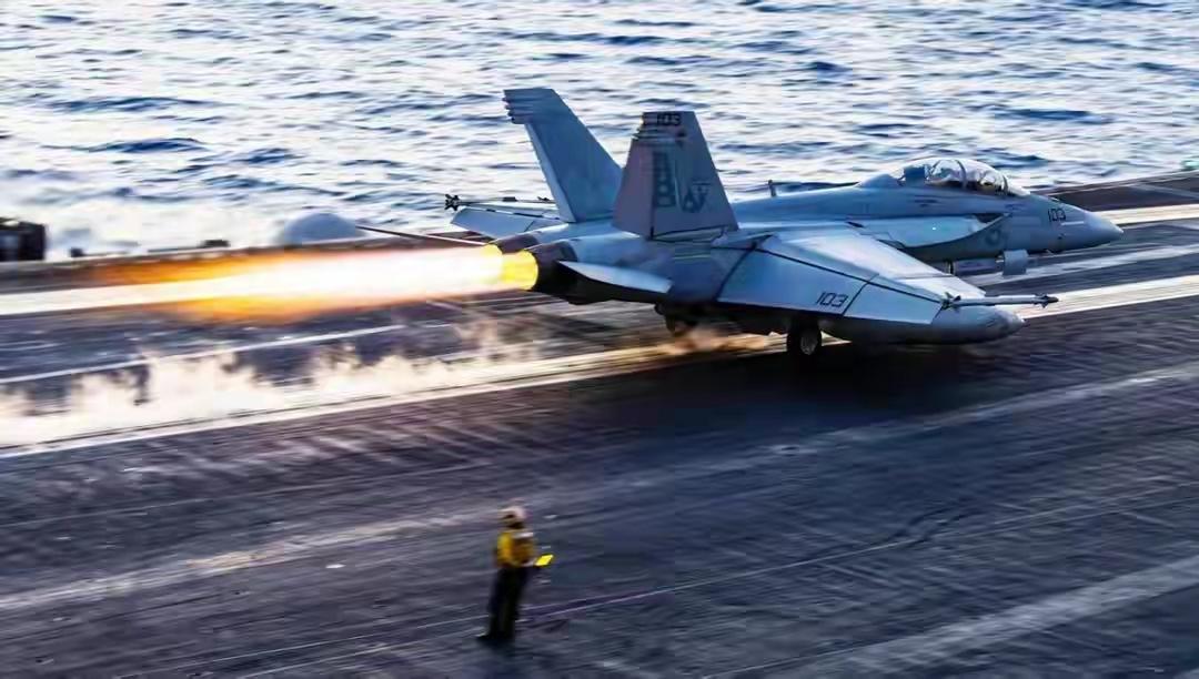美军在南海闹了笑话，半小时内接连摔了两架飞机，网友都调侃这是“三哥附体”了。摔的